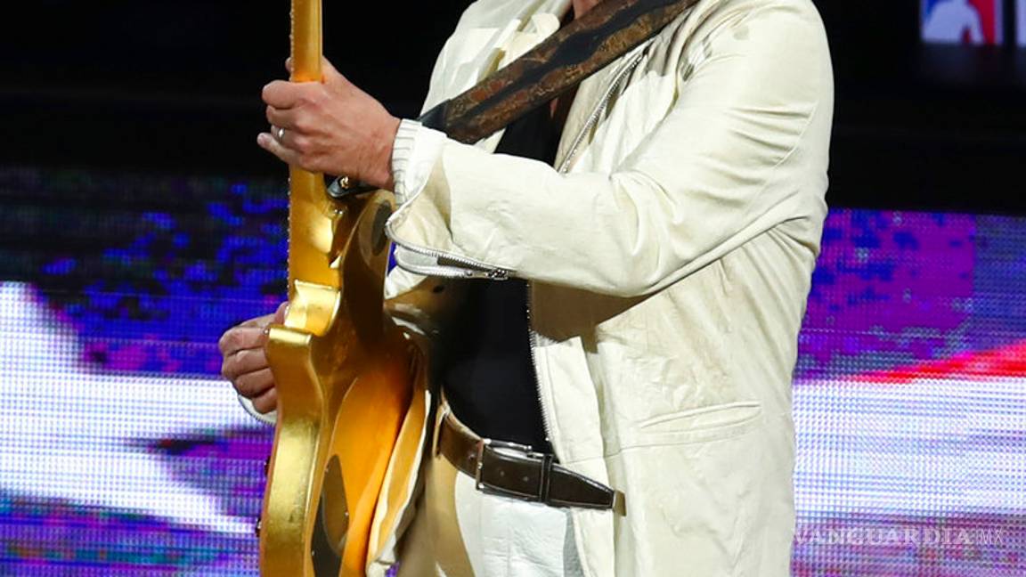 $!Carlos Santana interpreta el himno de Estados Unidos en las finales de la NBA