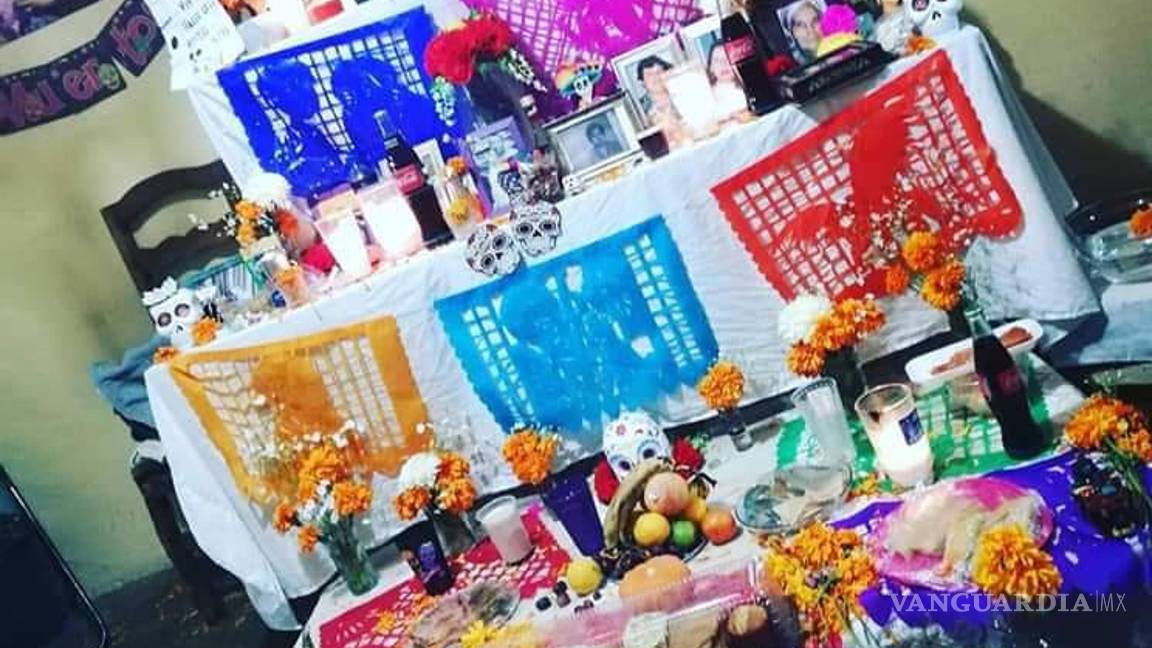 $!Familia saltillense dedicó su altar del Día de Muertos a 16 personas y 10 mascotas; colocan altares desde 2017