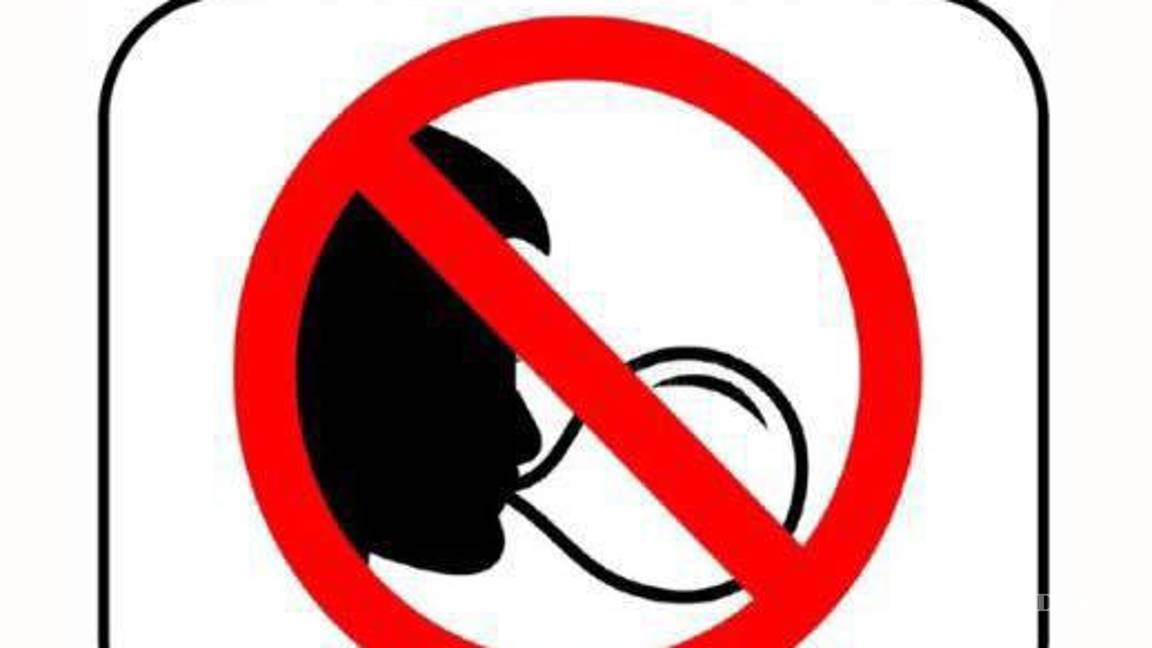 $!El cartel colocado al interior de la planta advierte que, “por seguridad y salud”, no está permitido masticar chicle durante la jornada laboral, lo que generó críticas y defensas en redes sociales. FOTO: REDES SOCIALES