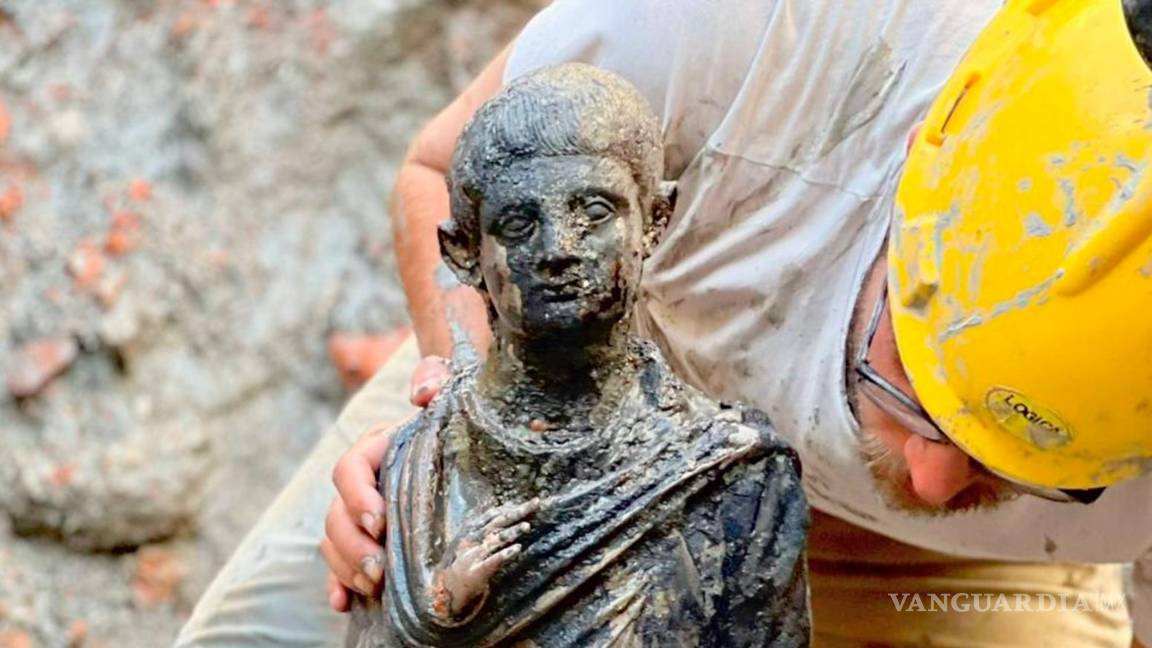 $!Arqueólogos trabajan en el sitio del descubrimiento de dos decenas de estatuas de bronce en San Casciano dei Bagni, en Italia.