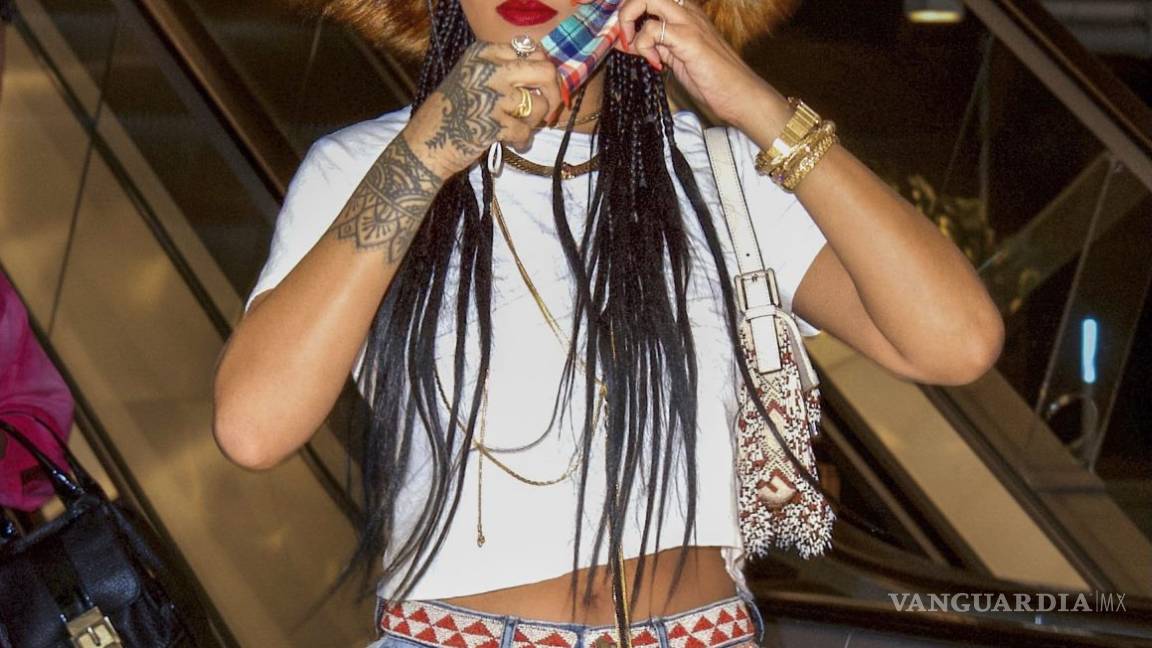 Rihanna se pasea por Los Ángeles con un look excéntrico de más de 300 mil pesos