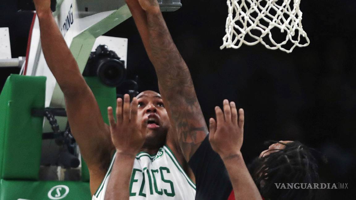 $!Kyrie Irving le arruina la última visita de Dwayne Wade al TD Garden