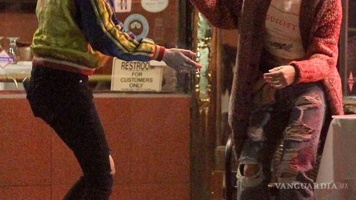 $!Paris Jackson y Cara Delevinge sellan su amor con un beso