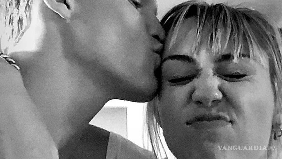 $!Miley Cyrus explota contra quienes la critican por su noviazgo con Cody Simpson