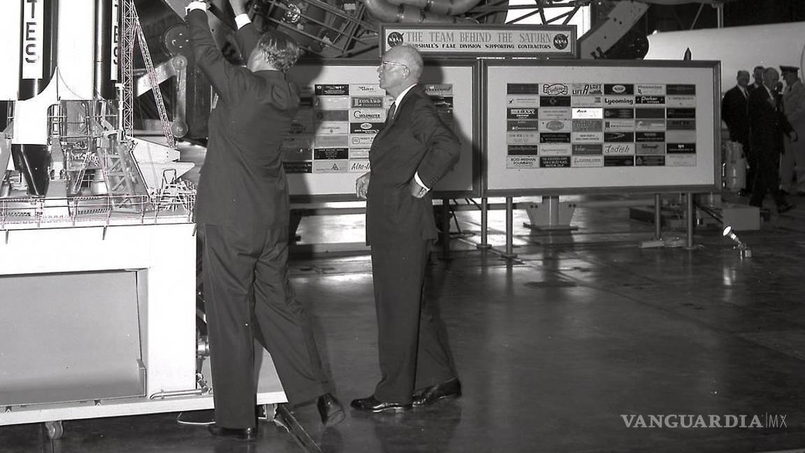 $!El Dr. Wernher von Braun, primer director del Marshall Space Flight Center, señala detalles sobre un cohete Saturno al presidente Dwight D. Eisenhower.