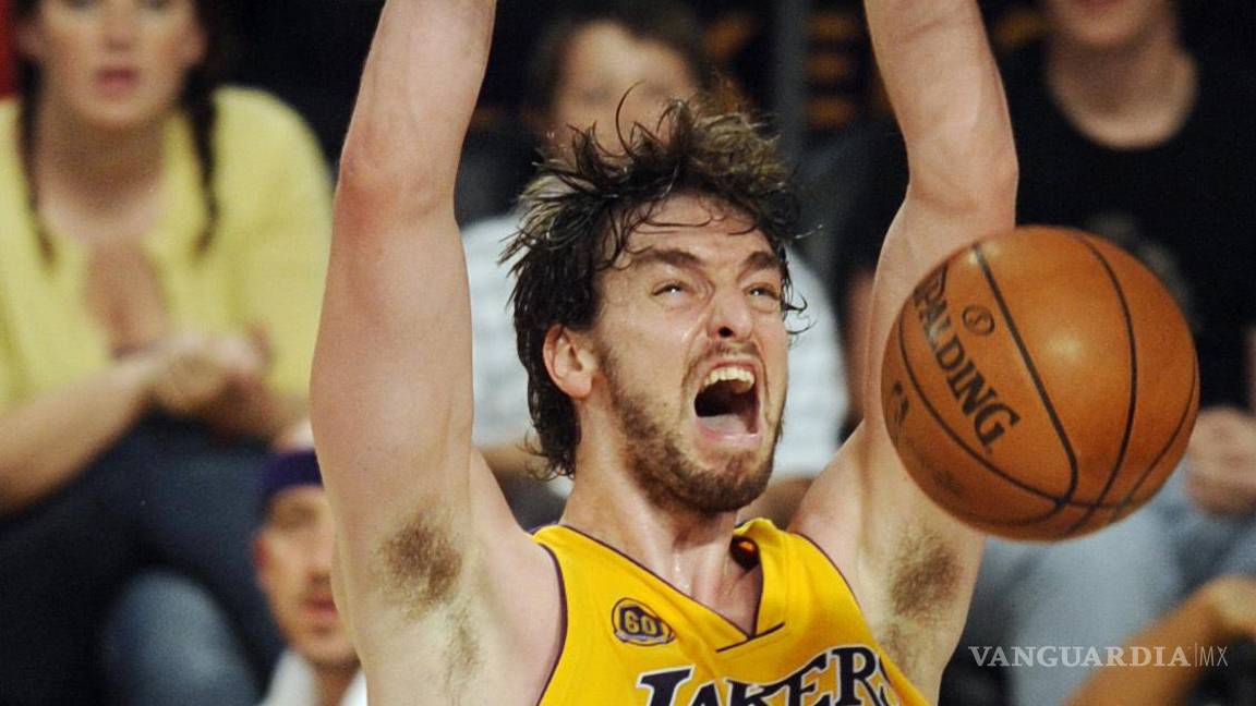$!Pau Gasol de Los Angeles Lakers (16), de España, mates mientras el argentino Manu Ginóbili de los San Antonio Spurs, a la izquierda, mira durante la segunda mitad del Juego 5 de las finales de baloncesto de la Conferencia Oeste de la NBA en Los Ángeles, el 29 de mayo de 2008. AP/Chris Pizzello
