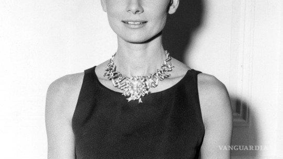 $!Audrey Hepburn lució la enorme piedra amarilla en las fotos publicitarias de su famosa película de 1961 llamada “Breakfast at Tiffany’s”.