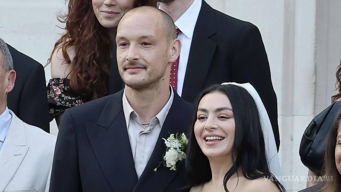 ¡Qué vivan los novios! Se casa Charli XCX con el músico George Daniel en Londres