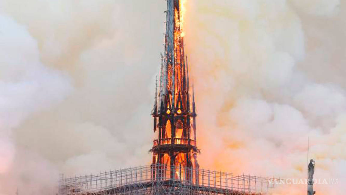 Arde Notre Dame símbolo de la cristiandad; Incendio daña dos tercios de la cubierta