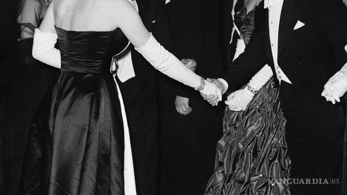 $!La reina Isabel II saluda al actor Charlie Chaplin en el Teatro Imperio en Londres el 27 de octubre de 1952.