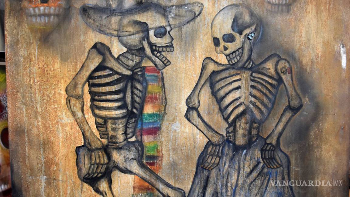 $!Jesús Molina, un pintor mexicano que “resucita” a los difuntos en su taller automotriz