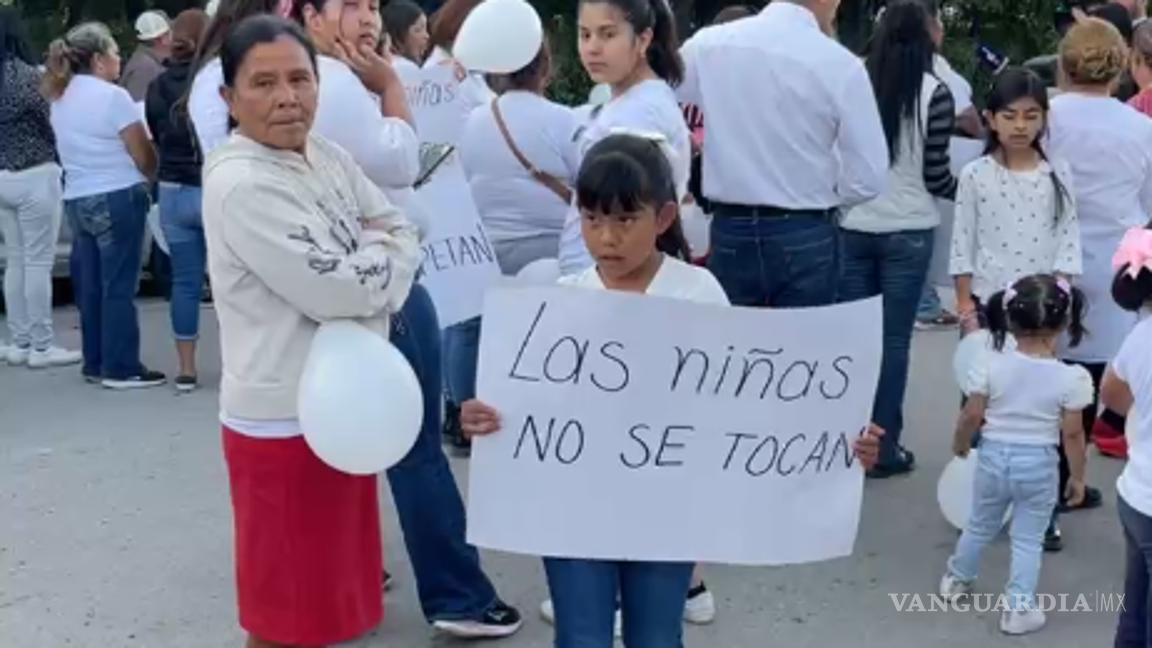 $!Las pequeñas mostraban carteles con mensajes.