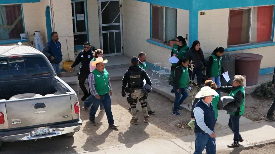$!El alcalde Elías Portillo supervisa las labores de reparación de equipos eléctricos y el reparto de apoyos y despensas.