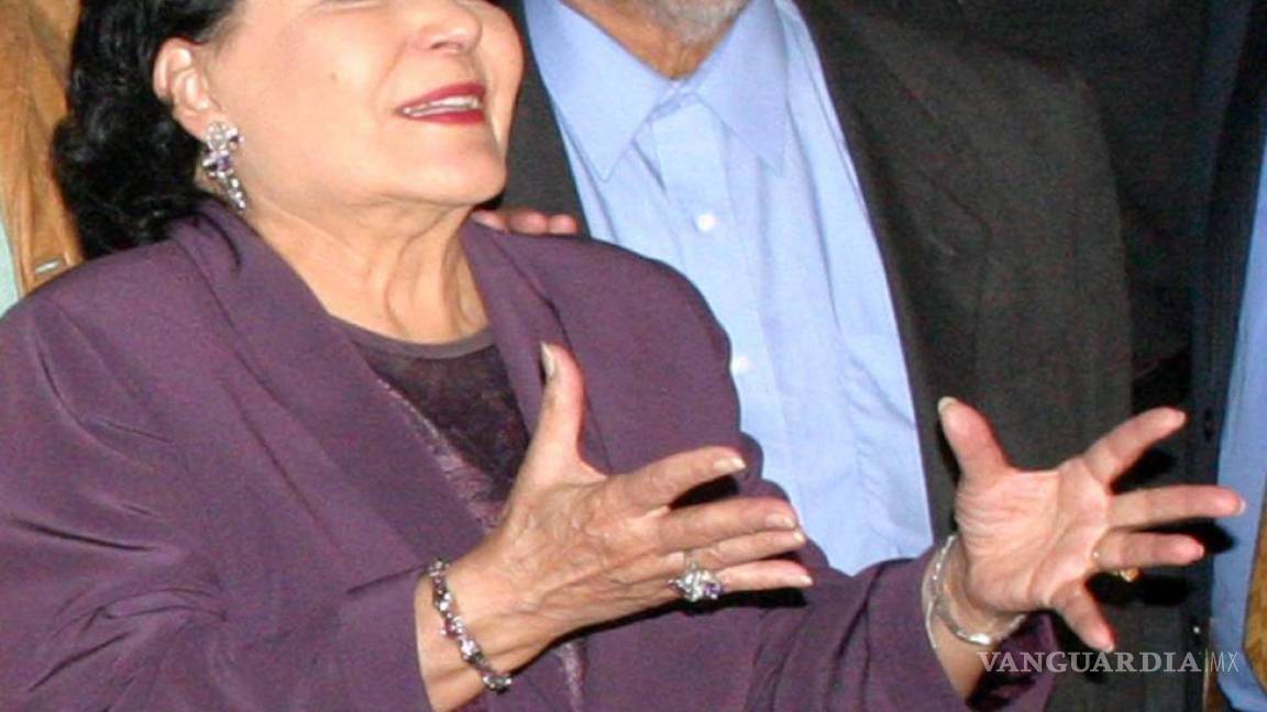 $!17 de febrero de 2005.Carmen Salinas al final de la conferencia de prensa del espectaculo Aventurera en el Tropicoso. Cuartoscuro/Eunice Adorno