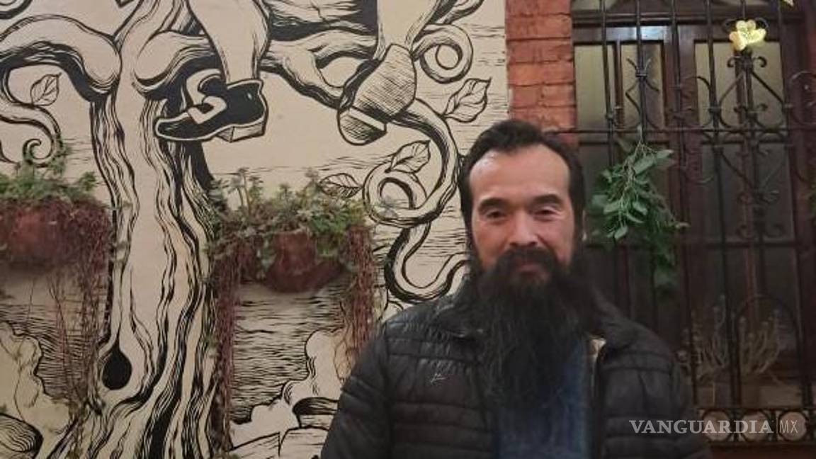 $!Jorge Molina, socio del bar Dublín en Saltillo, explica que el concepto del lugar busca recrear el ambiente de un pub irlandés.