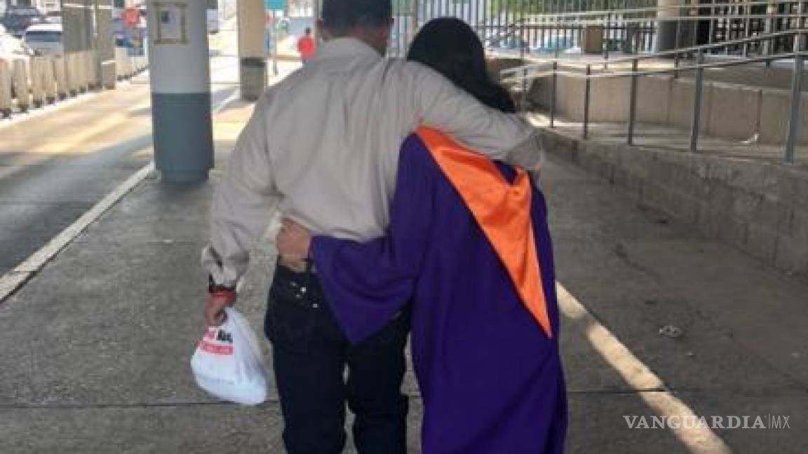La conmovedora imagen de una joven que cruza la frontera con toga y birrete para ver a su papá deportado a México