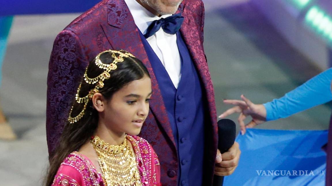 $!El tenor italiano Andrea Bocelli se presenta en el centro de actuación en Al Wasl Plaza en el sitio de la EXPO durante la ceremonia de apertura oficial de la EXPO 2020, Dubai, Emiratos Árabes Unidos. EFE/EPA/Ali Haider