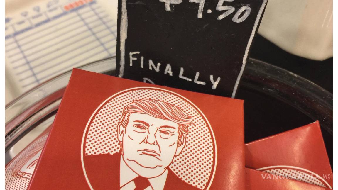 $!Eta foto publicada por los demócratas del Comité de Supervisión de la Cámara de Representantes, muestra un recipiente con condones con la temática de Trump