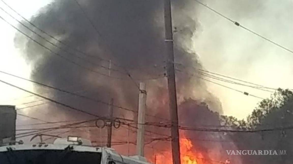 Se incendia arroyo de la colonia Anáhuac y arrasa con un tejabán, en Saltillo