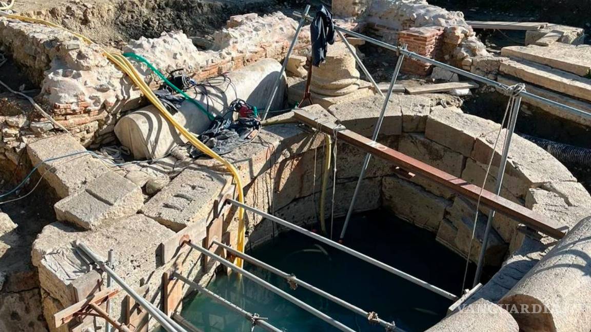 $!Arqueólogos trabajan en el sitio del descubrimiento de dos docenas de estatuas de bronce en una antigua fuente termal toscana en San Casciano dei Bagni, Italia.