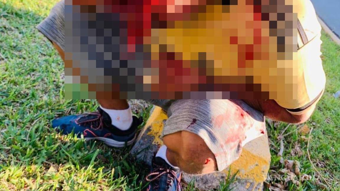 $!El ciclista fue estabilizado en el lugar antes de ser trasladado a un hospital para atención especializada.