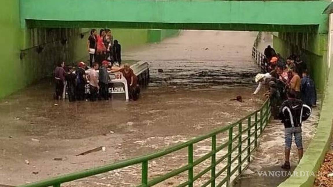 $!Pasajeros en Frontera viven momentos de angustia y terror ¡Se salvan de morir ahogados!