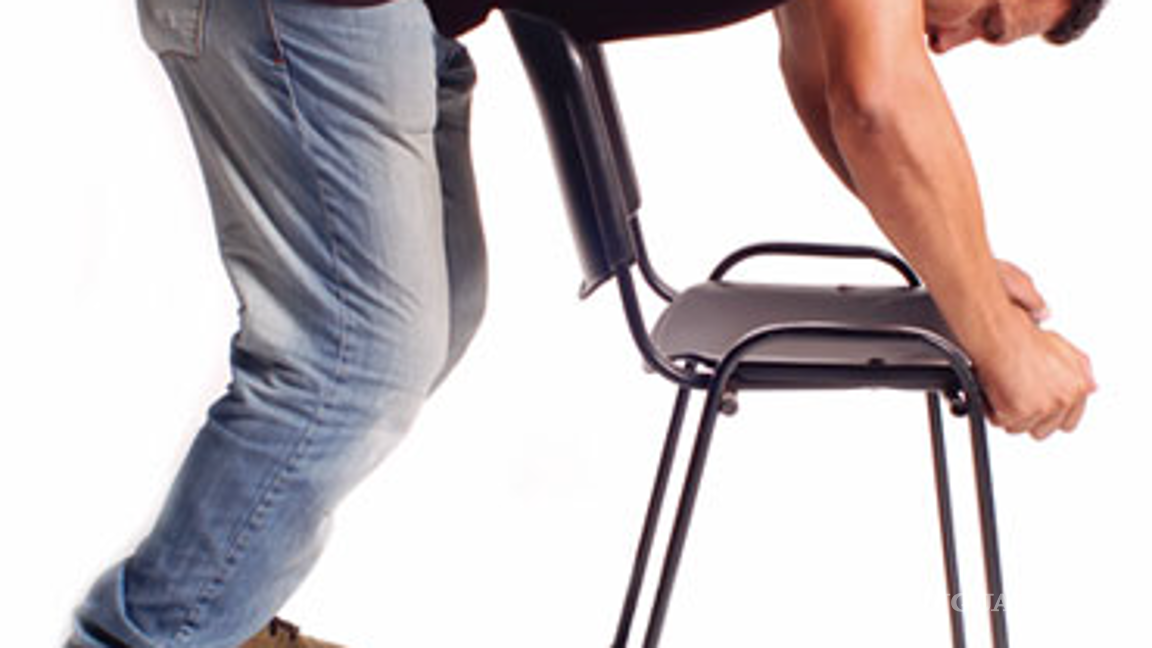 $!Coloca las manos igual que si se lo fueras a hacer a otra persona y presiona echando todo el peso de tu cuerpo sobre el respaldo de una silla.