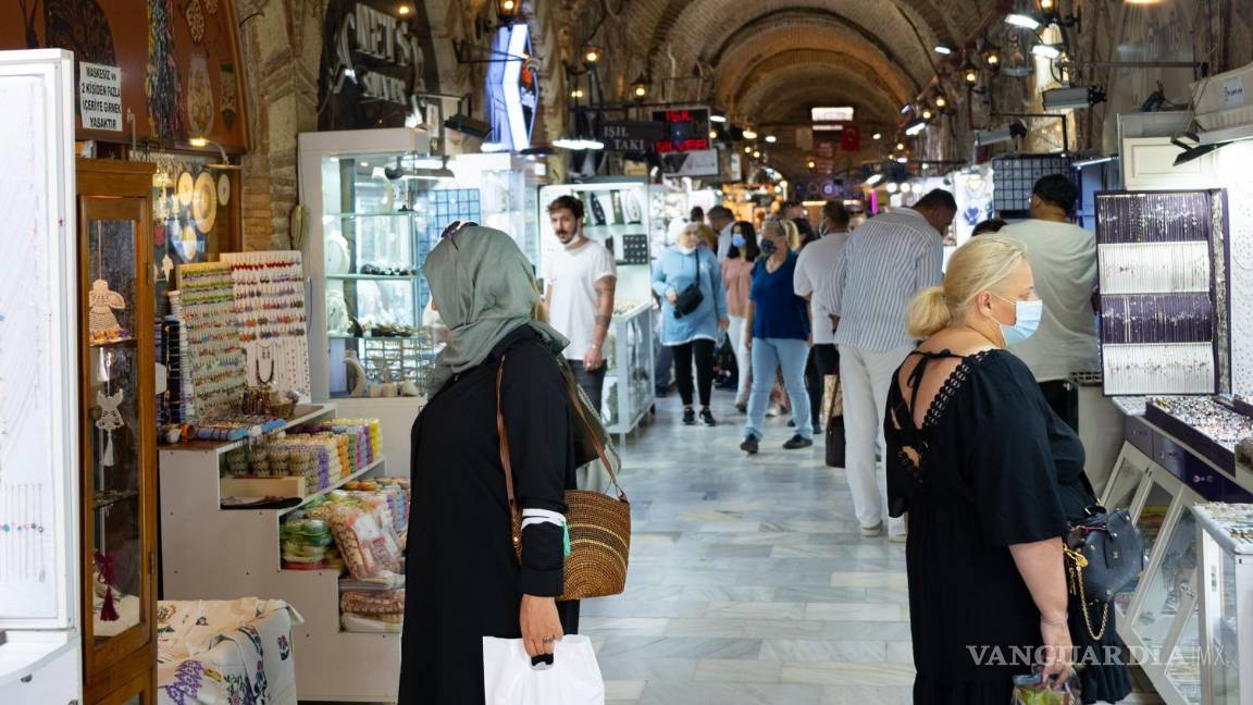 $!Kemeralti, el distrito comercial de Esmirna, acoge uno de los mayores mercados al aire libre del mundo, con unas 5,000 tiendas y puestos entre los que se suceden numerosas sinagogas sefardíes. EFE/Guillermo López