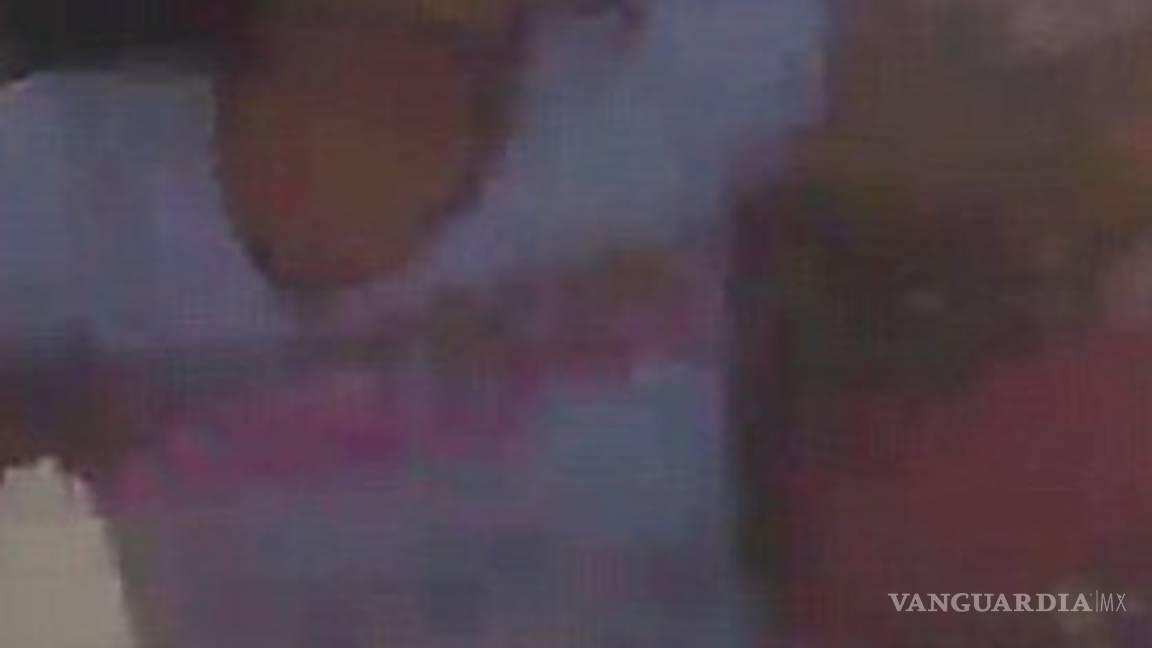 $!Mujeres pelean en estacionamiento, luego se dan de choques en sus camionetas (video)