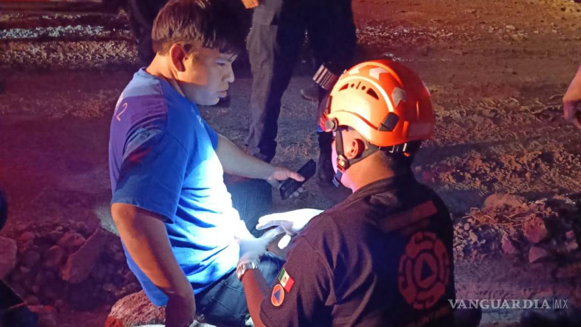 Camión de personal vuelca en Nuevo León con saldo de ocho lesionados