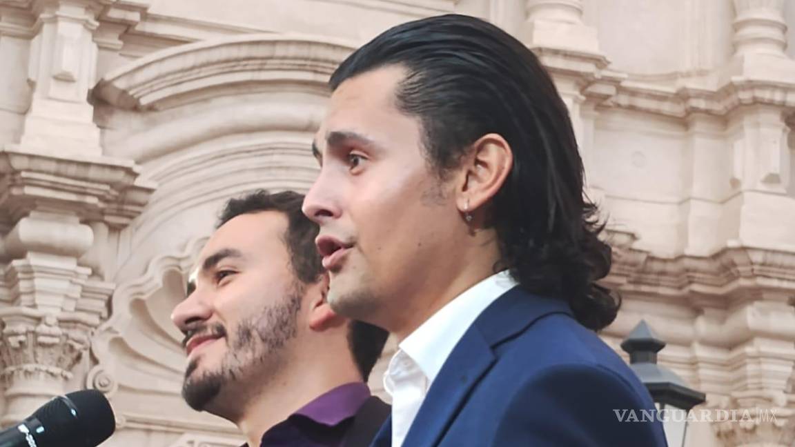 $!Dos tenores interpretando “Somos Novios” abrazados, una actuación que celebra el amor en todas sus formas.