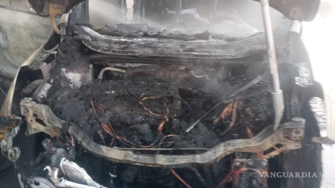 $!Se desconocen las causas que originaron el incendio que consumió la camioneta.