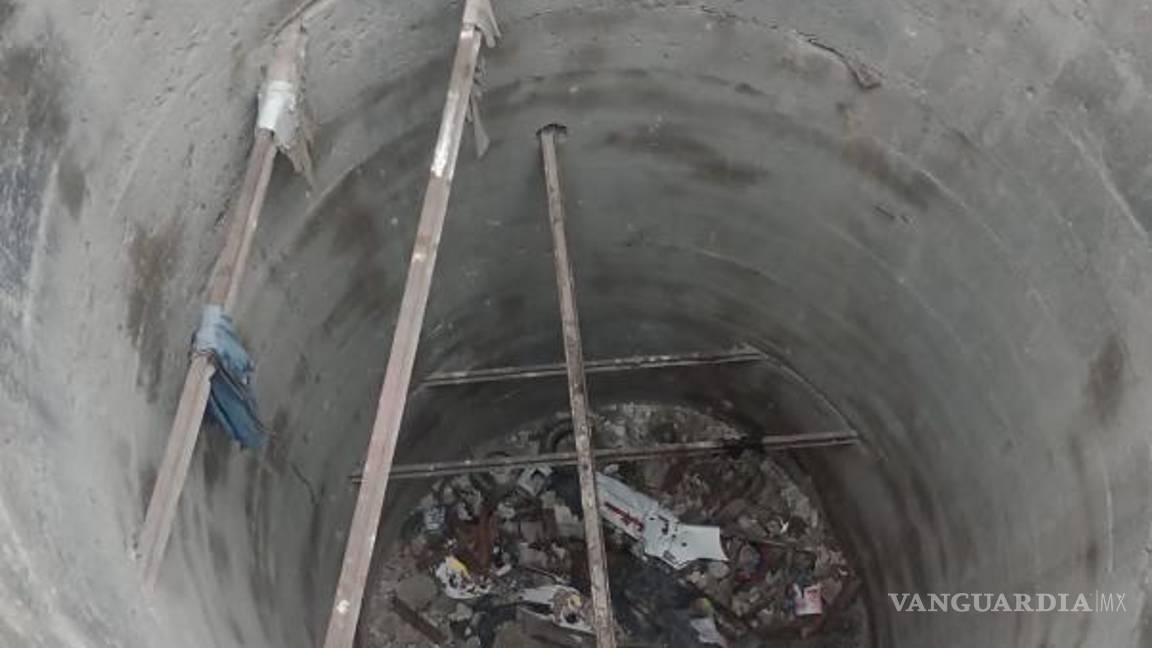 $!Con equipo especializado, los bomberos realizaron un descenso controlado para extraer al perro atrapado en un pozo de 25 metros, mientras la Policía Ambiental aseguraba la zona.