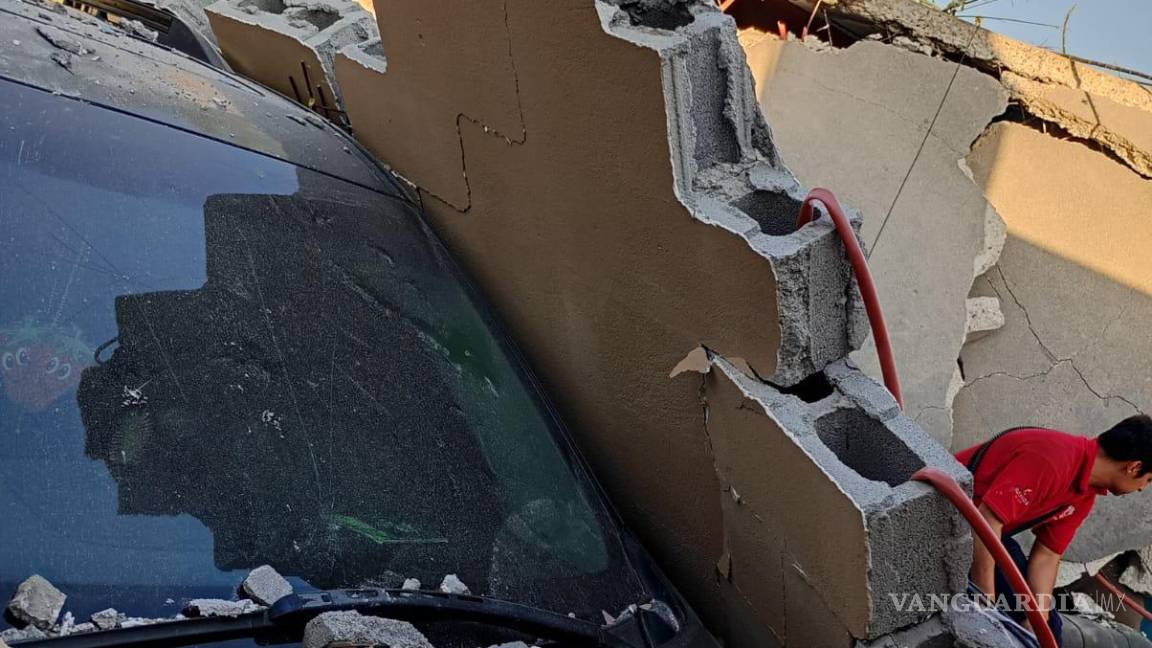 $!Elementos de Protección Civil y bomberos trabajan en la vivienda siniestrada, donde la losa del techo colapsó debido a la explosión.