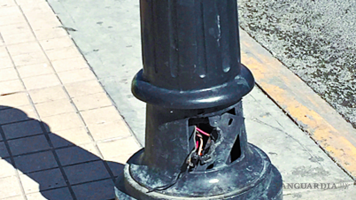 Luminarias del centro de Saltillo tienen cables a la vista
