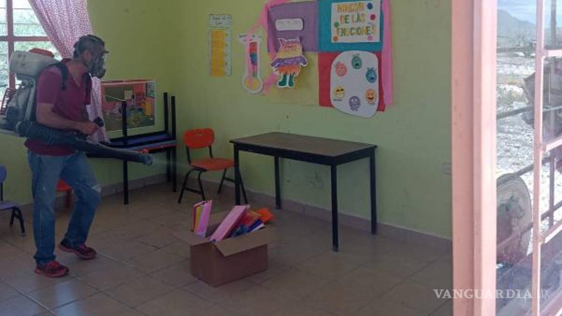 $!Se atienden comunidades como Landeros, Mesón del Norte y Fraustro con fumigaciones para combatir garrapatas.