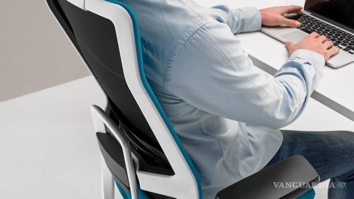 $!Teletrabajador en silla operativa TNK Flex. EFE/Actiu