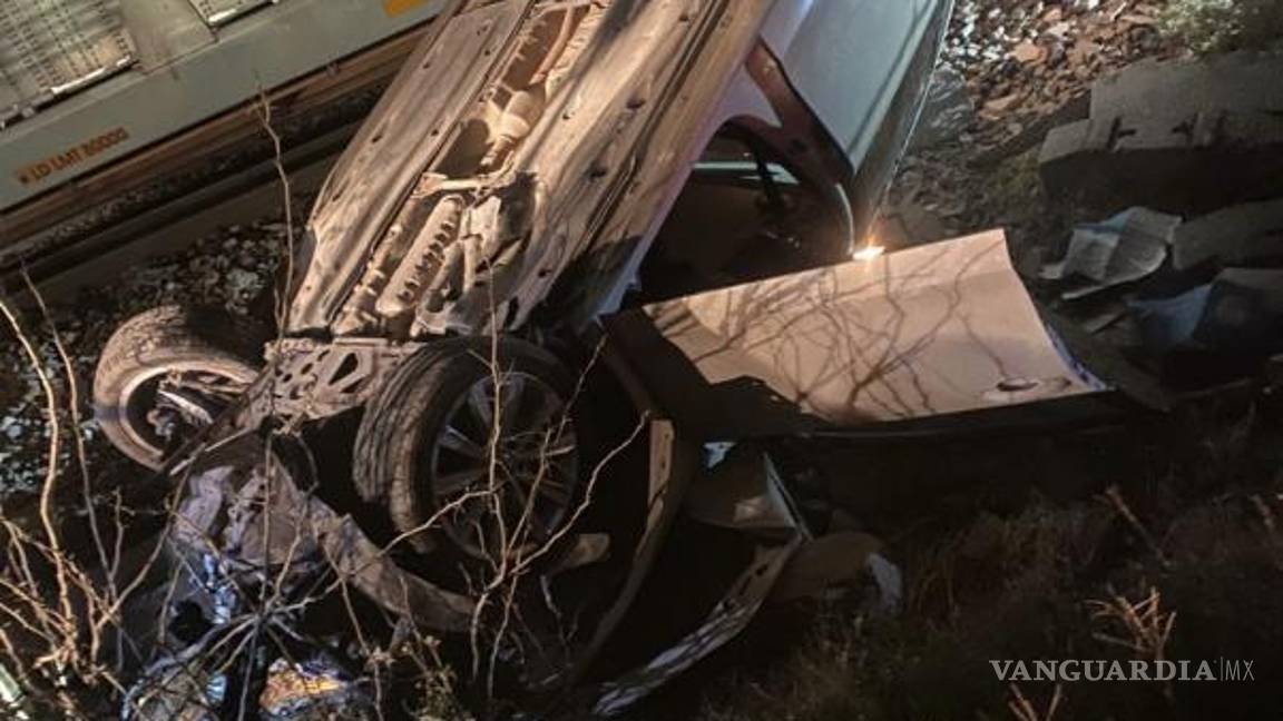 $!El automóvil quedó junto a las vías del tren, en un canal.