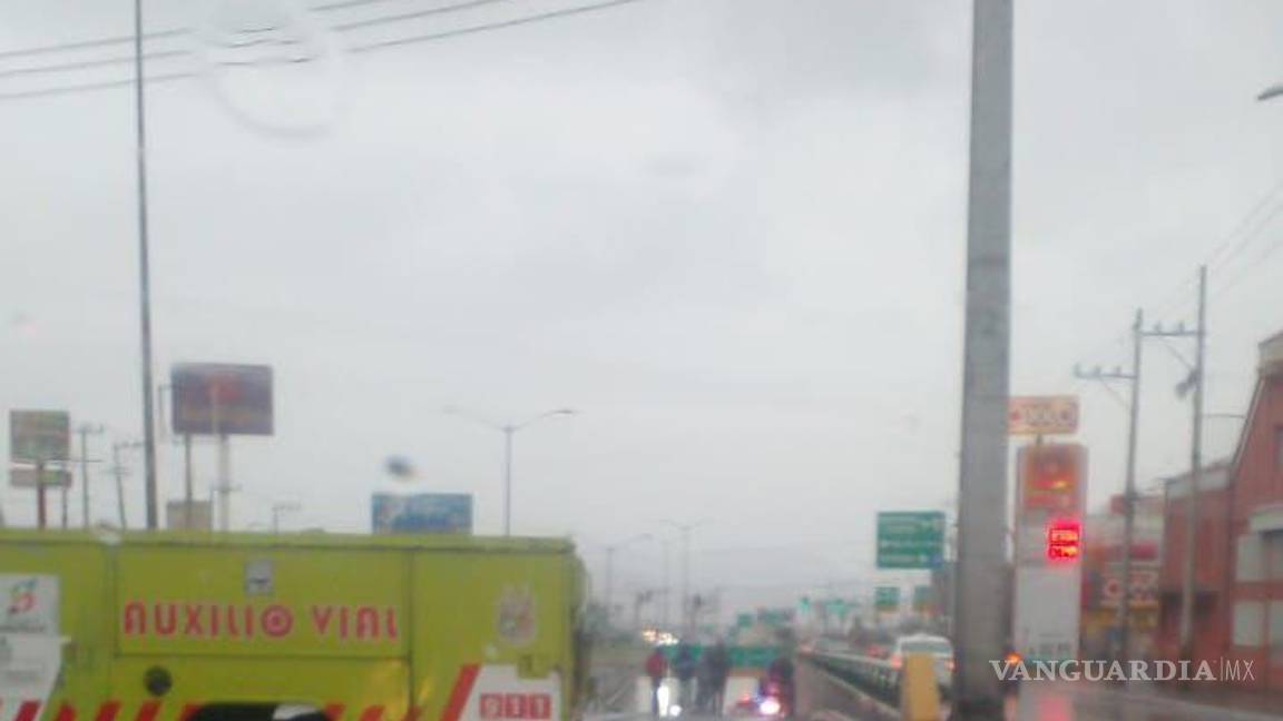 $!Un accidente múltiple obligó al cierre parcial del periférico Luis Echeverría Álvarez, donde autoridades activaron operativos preventivos por el pavimento mojado.