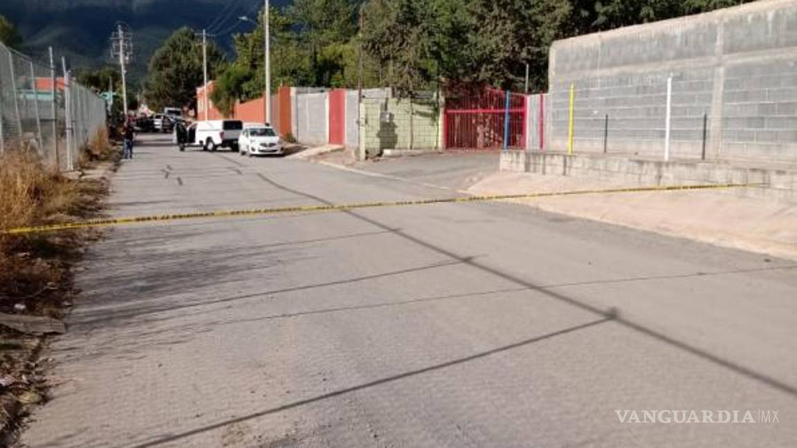 $!Los oficiales preventivos solicitaron el apoyo del personal médico del centro de salud, quienes confirmaron el fallecimiento y solicitaron la rápida intervención de servicios periciales de la Fiscalía General del Estado (FGE).