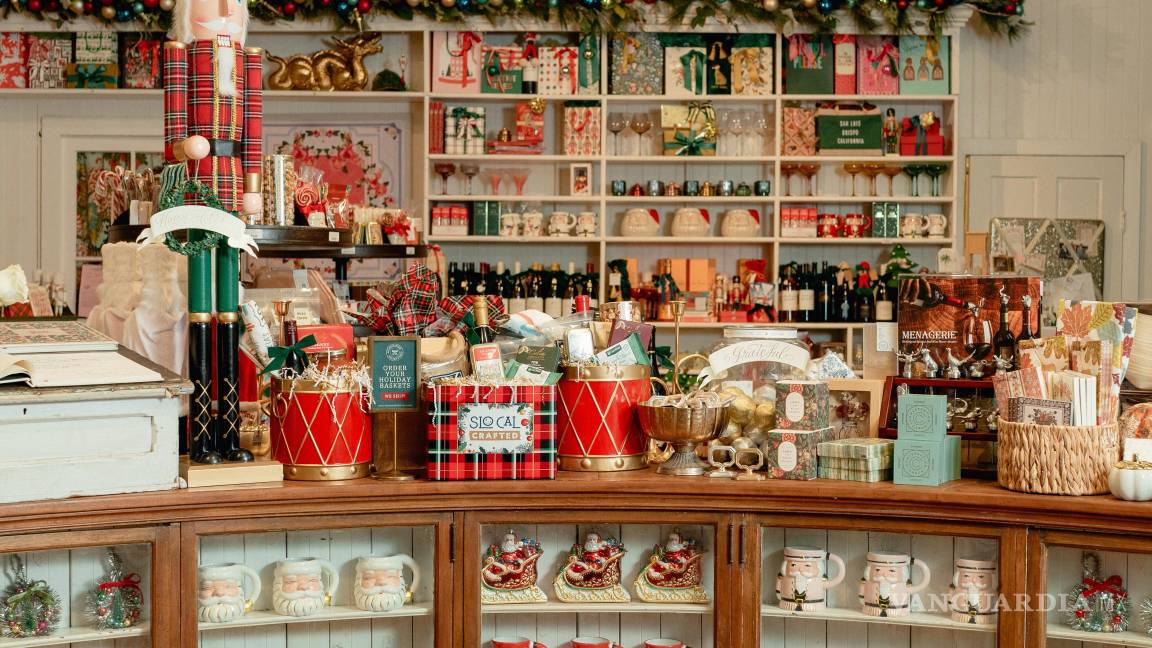 $!Esta foto, proporcionada por Ah Louis Store, muestra la tienda decorada para las fiestas en San Luis Obispo, California.