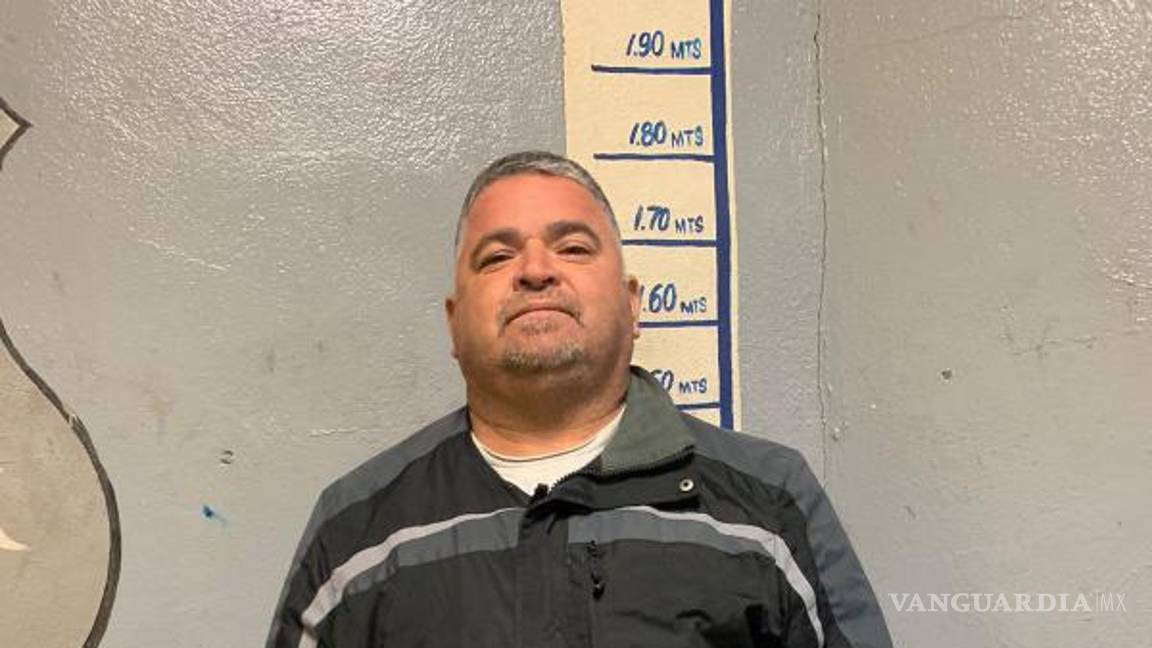 $!Luis Olvera Rodríguez, de 43 años, es el hombre que puso la corona fúnebre.