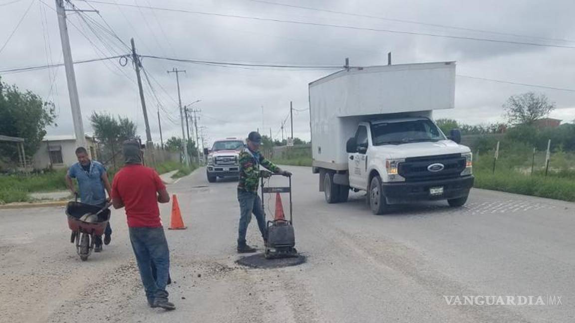 Reparan cuadrillas baches en diferentes puntos de Piedras Negras
