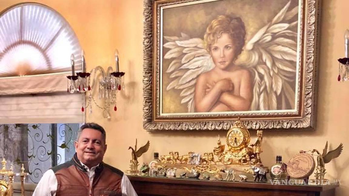 $!Jorge Salcido Portillo posa en la sala de su casa. La imagen fue publicada en su página de Facebook el 6 de noviembre de 2018.