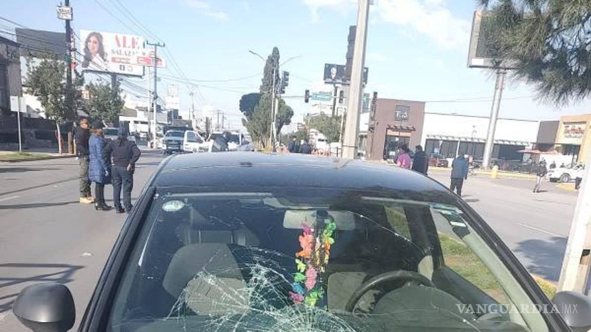 $!En el parabrisas del automóvil quedó registrado el impacto de la víctima.