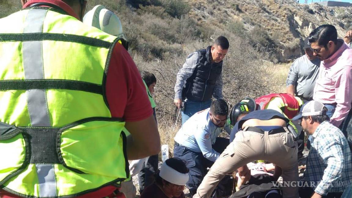 Mujer y sus 3 hijos resultan lesionados tras volcadura en ejido de Saltillo