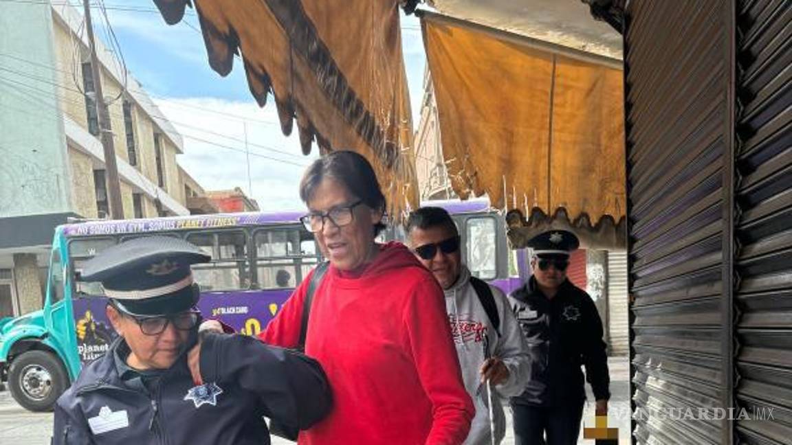 $!Los oficiales de la Policía Turística facilitan el tránsito a peatones con discapacidad visual en calles concurridas.