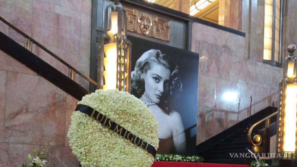 Se ‘hace presente’ Luis Miguel en homenaje a Silvia Pinal en Bellas Artes