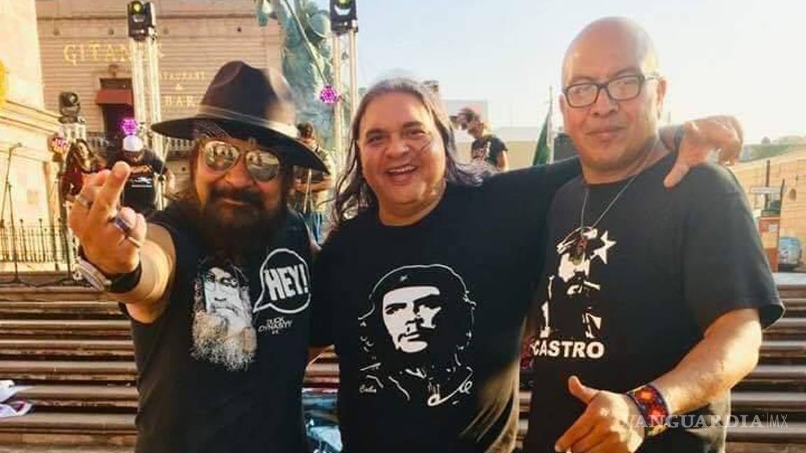 $!El “Padre Gofo” (al centro), quien habría cumplido 47 años este 27 de septiembre, participaba en los eventos de activismo local organizados por David Muñoz (derecha).