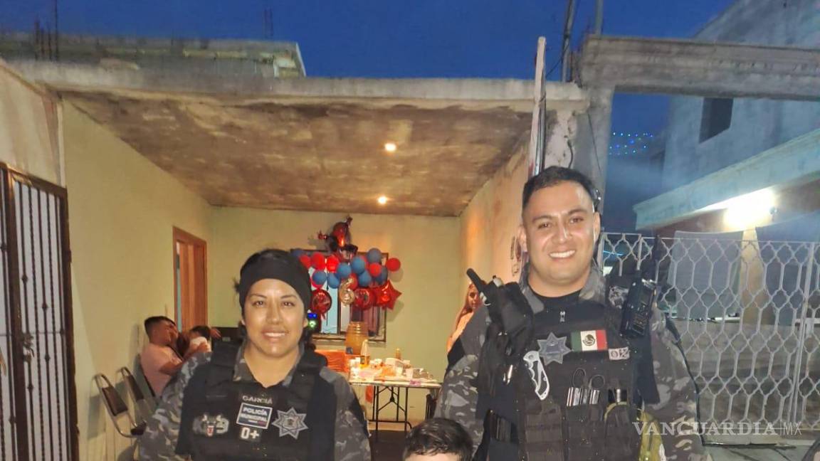 $!Los oficiales y Nana posaron para fotos con el niño y su familia, generando sonrisas y momentos emotivos durante la fiesta de cumpleaños.